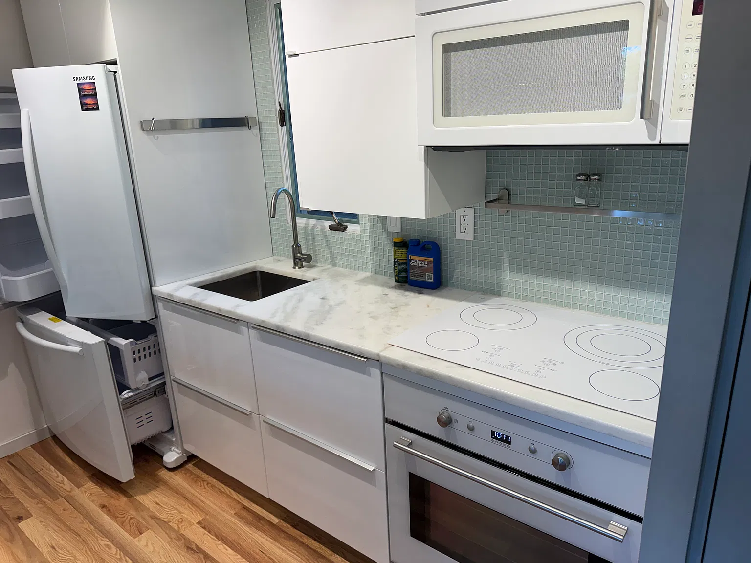 3 bed, 827 sqft, $1,900 — Photo 1