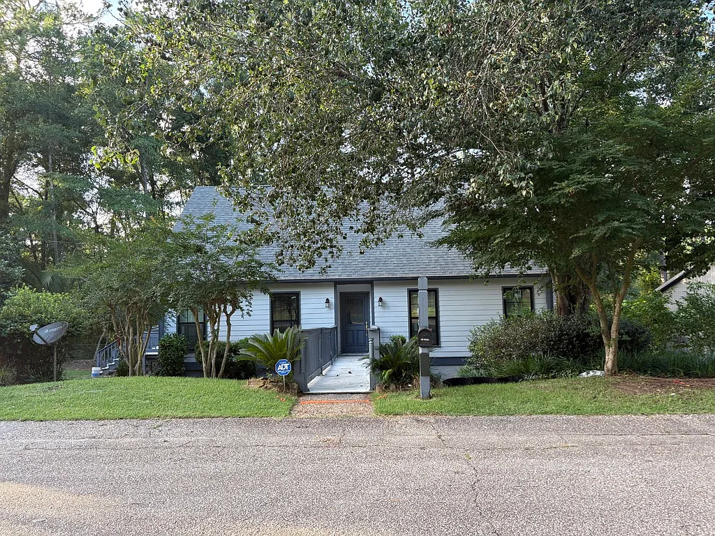 5 bed, 2282 sqft, $2,400 — Photo 1