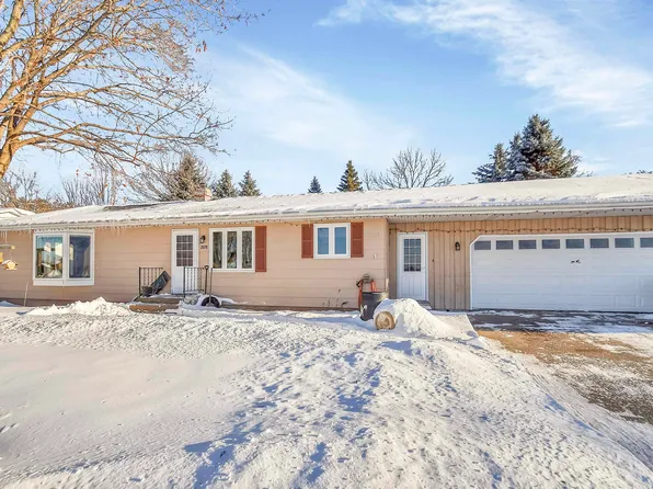 2058 Pershing Rd, New London, WI 54961