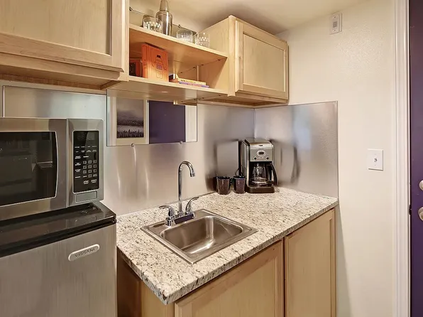 Cozy Apartments Near UW