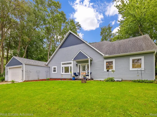 6304 Hiawatha Rd, Whitmore Lake, MI 48189