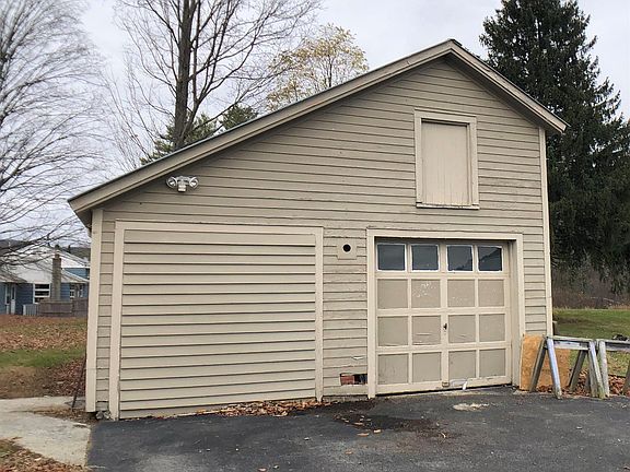 4th image of 1038 E River Dr