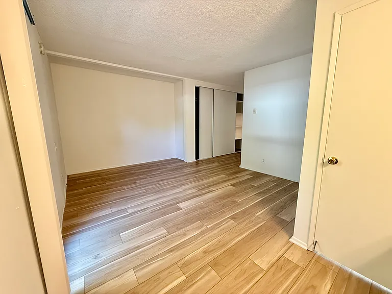 Vine Street Apartments — Photo 17