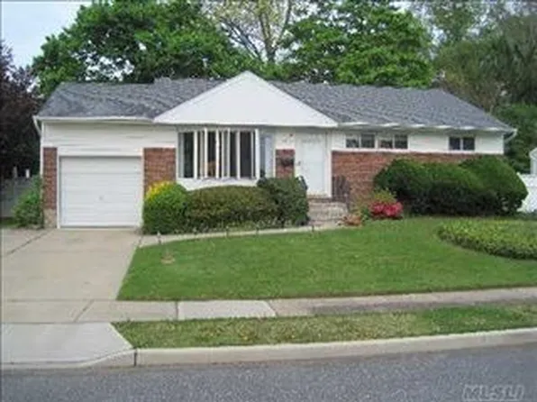 18 Larkspur Ct, Farmingdale, NY 11735