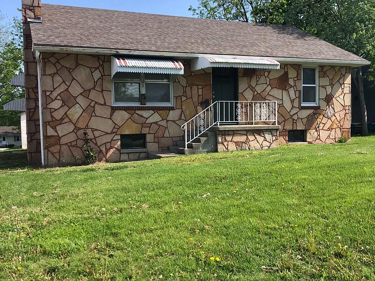 121 E Russell Ave — Photo 3