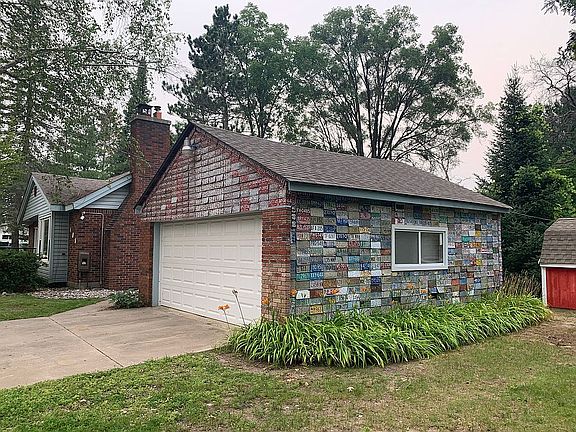 Garage with daylilies