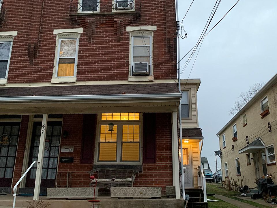 Front porch with shared entrance