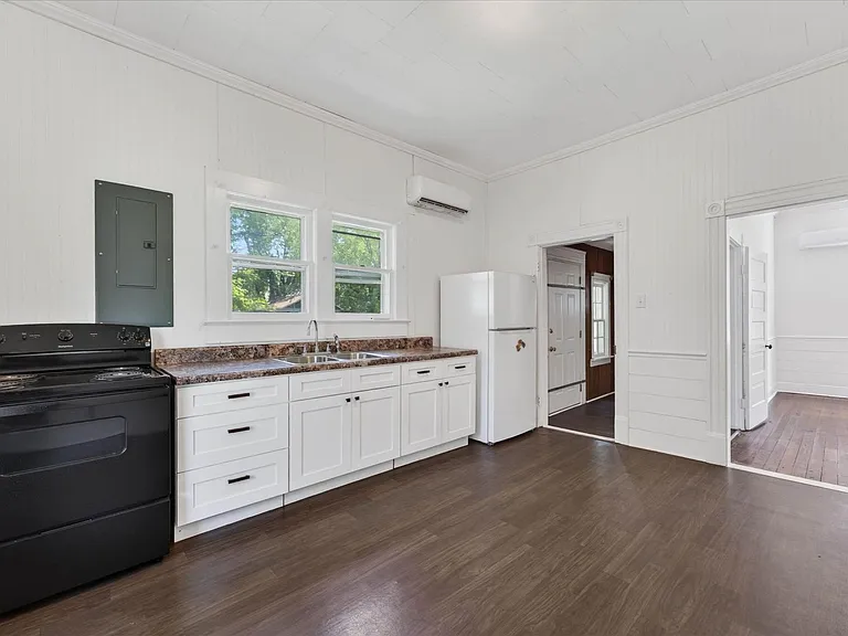 132 S McPherson St — Photo 17