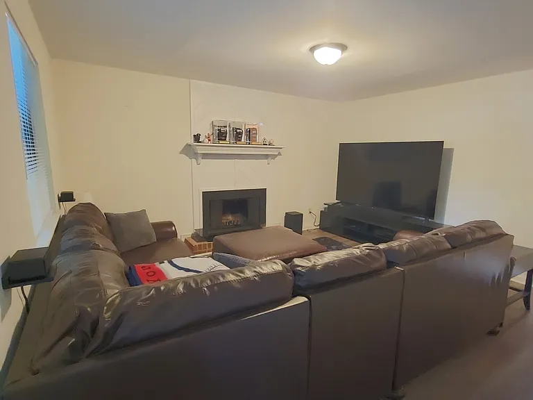 102 Bramble Ct — Photo 1