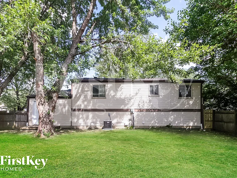 910 Woodlark Dr — Photo 16
