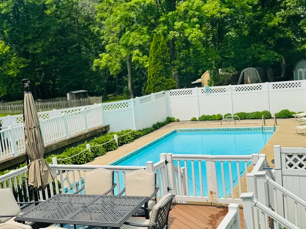 W3528 Wildwood Dr, Lake Geneva, WI 53147