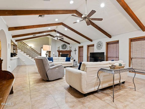 4th image of 323 Acorn Dr