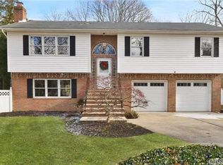 2 Prescott Ln, Smithtown, NY 11787