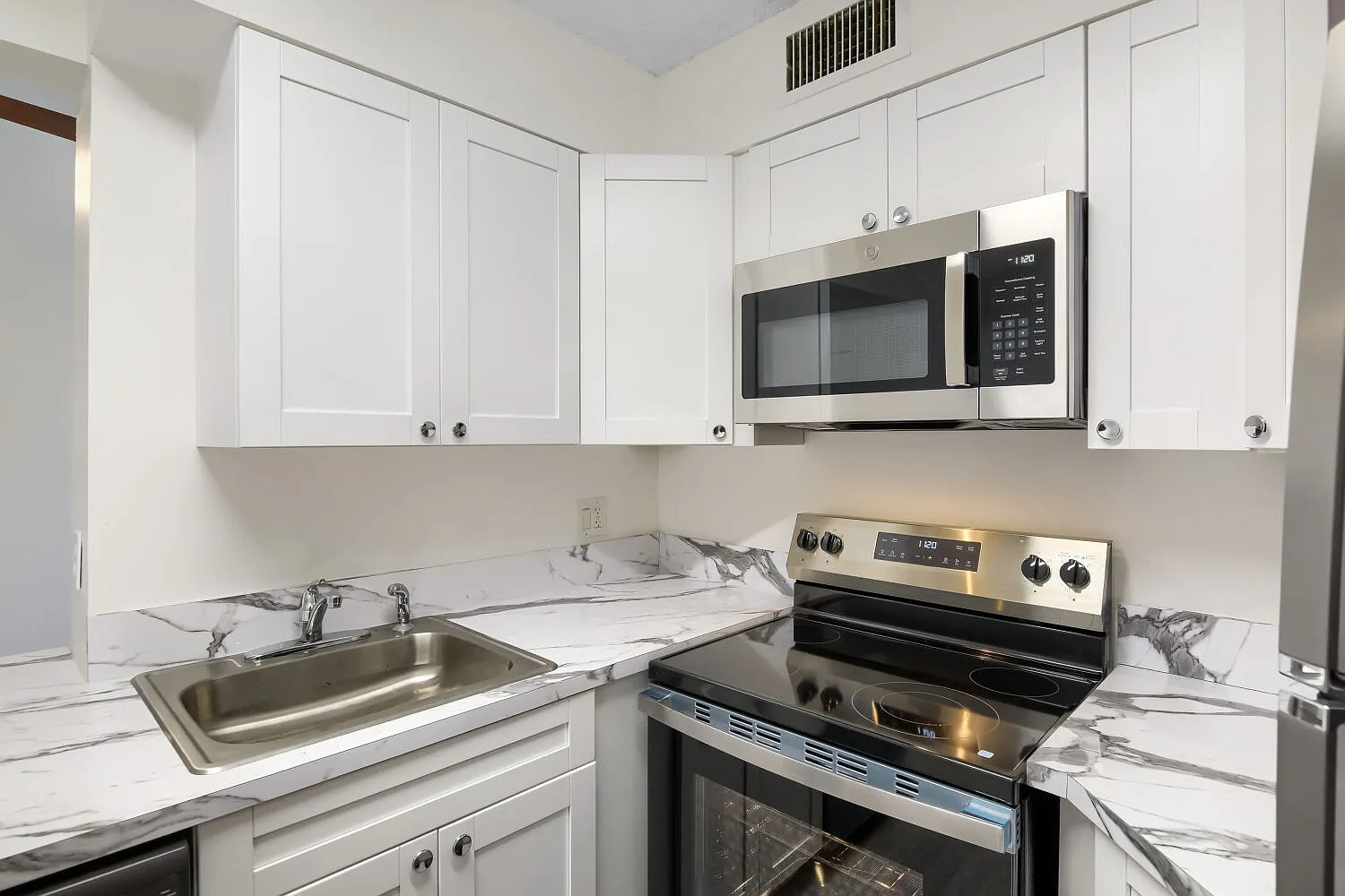 2 bed, 890 sqft, $2,100 — Photo 2