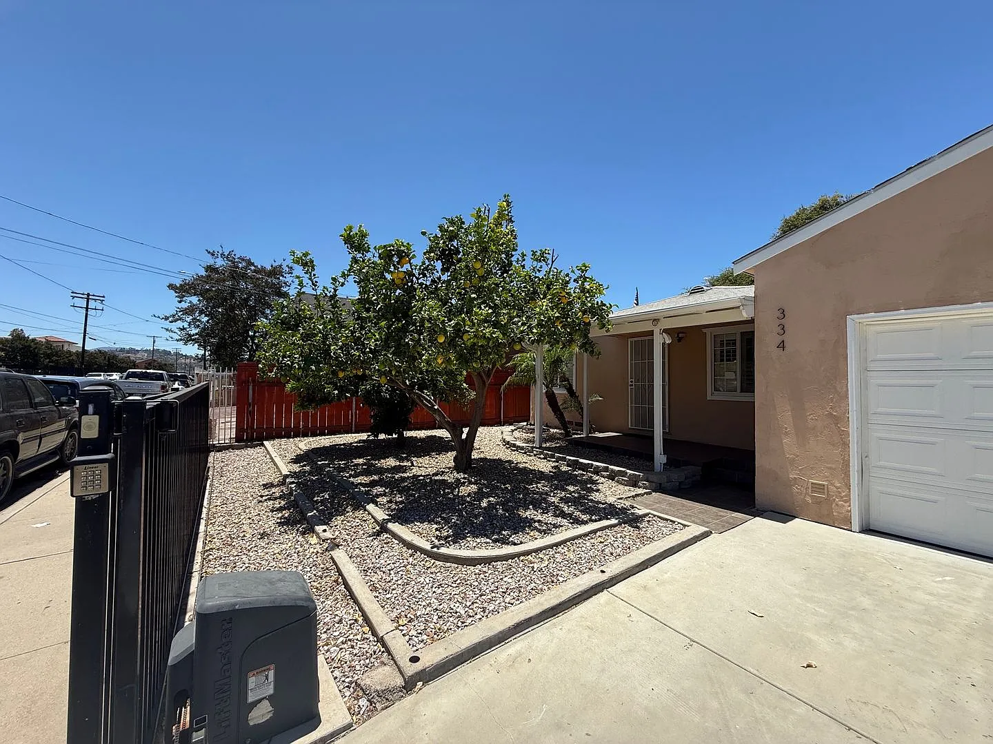 4 bedroom 2 1/2 bath Home — Photo 2