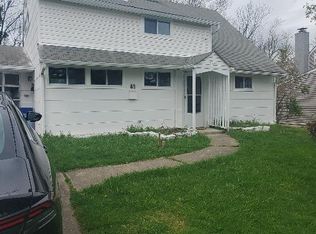 41 Whitewood Dr, Levittown, PA 19057