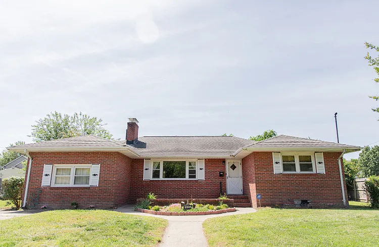 323 Shoreline Dr — Photo 1