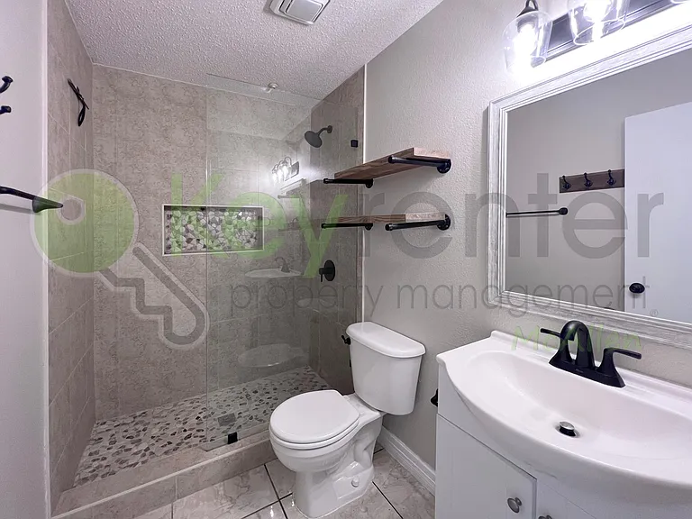 1204 E Rio Vista Ave — Photo 3