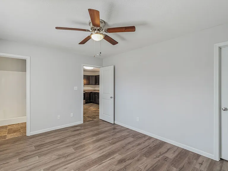 2100 Paris Rd — Photo 15