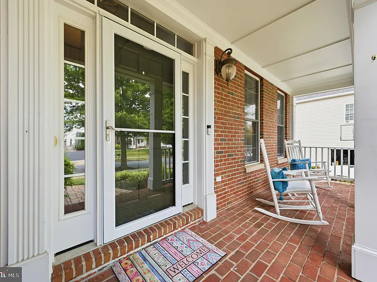 3852 Glasgow Way — Photo 2