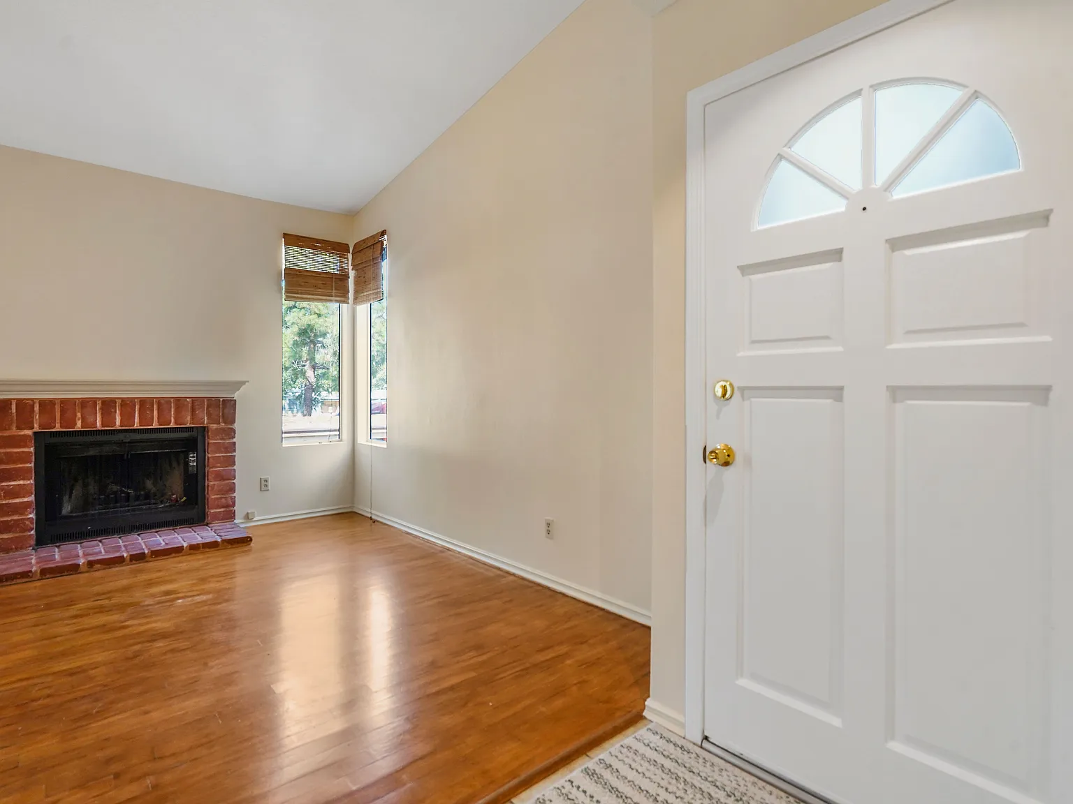 2 bed, 907 sqft, $2,782 — Photo 2
