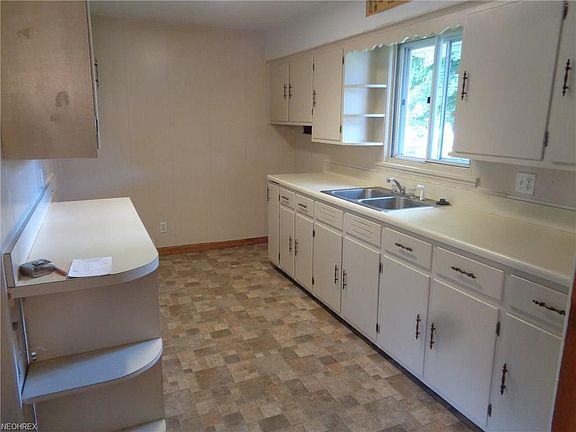 2nd image of 715 Jordan Dr NW