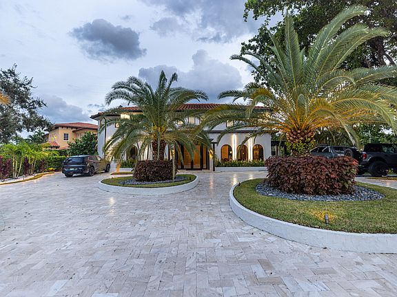 5th image of 290 NW 6th Street
