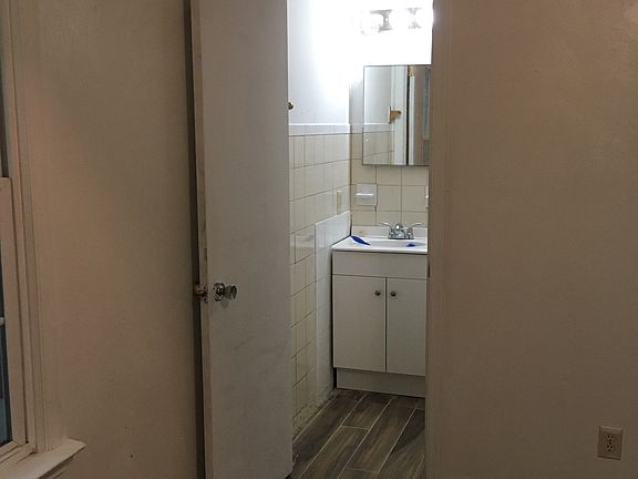 3rd image of 1701 Oliver Ave