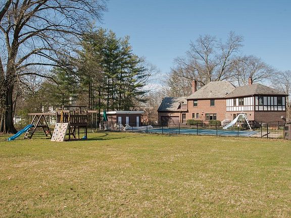 4th image of 7240 Meadowbrook Dr