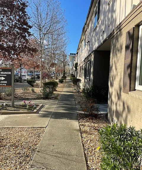 El Paseo de Saratoga Manor — Photo 5