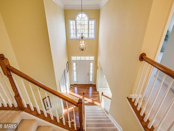 Great lighting! Open 2-level foyer welcomes guests