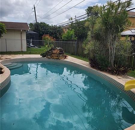 3rd image of 880 NW 207th St