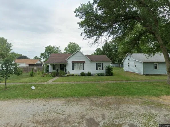 222 N East St, Moweaqua, IL 62550