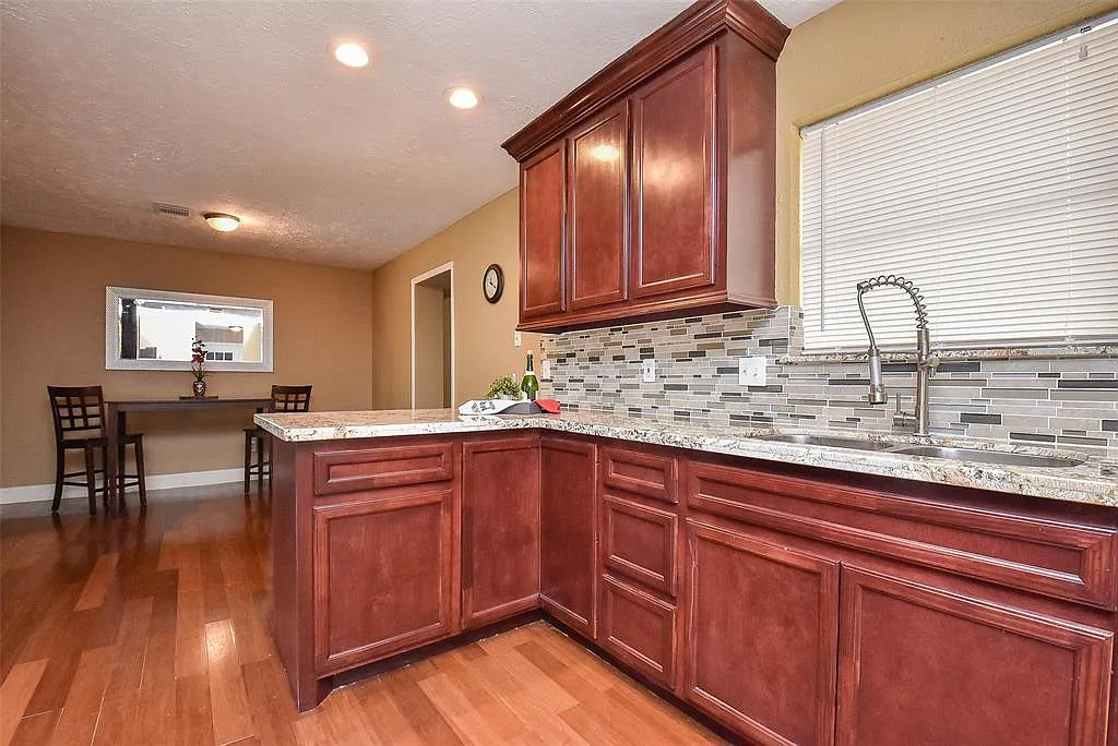 4 bed, 3.0 bath, 1900 sqft, $1,594 — Photo 2