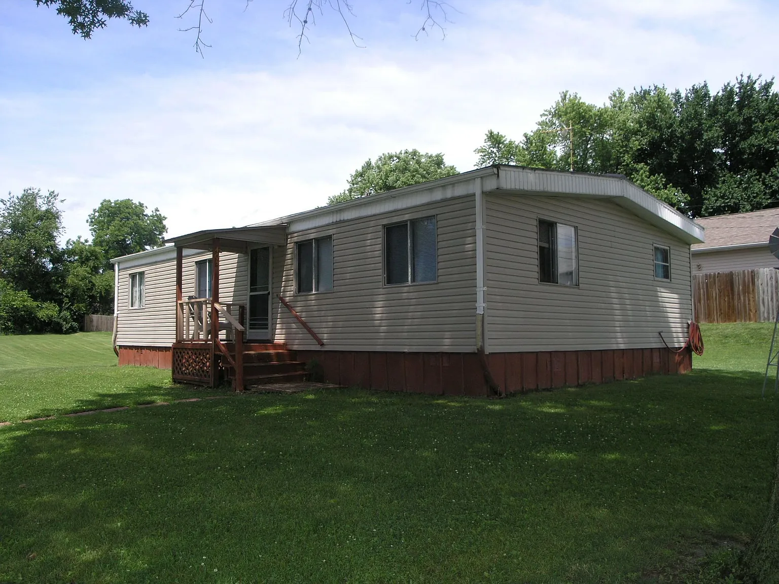 405 E Laurel St photo 1