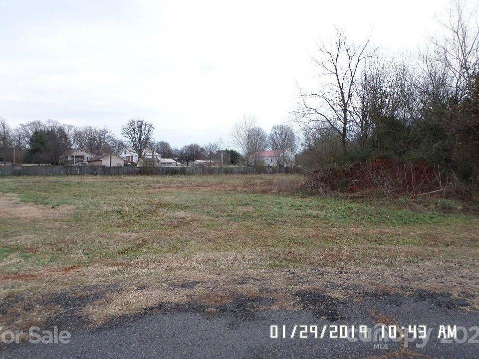 2nd image of 121 Rachel Ln #8