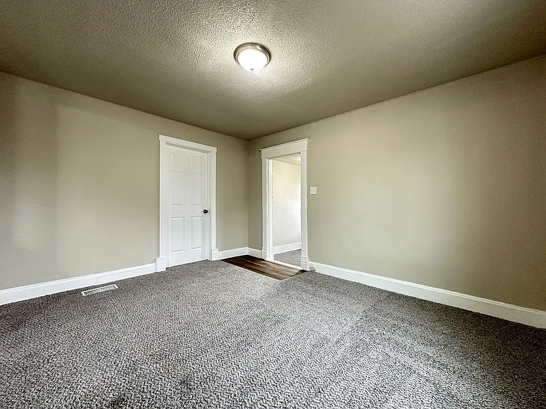 107 W Sycamore St — Photo 14