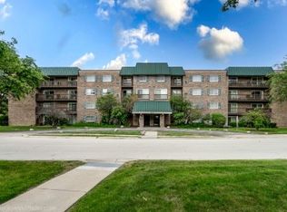 675 Grove Ter #304, Elk Grove Village, IL 60007