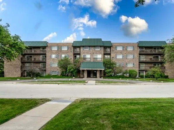 675 Grove Ter #304, Elk Grove Village, IL 60007