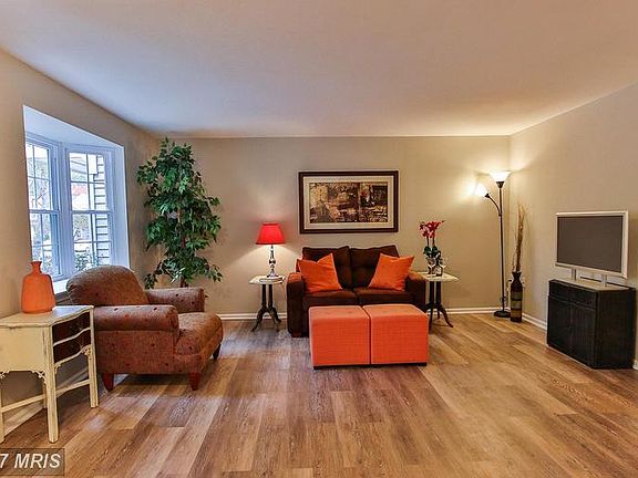 Lg living room with bay window