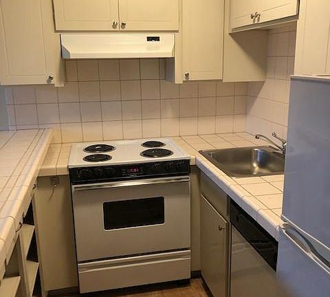 2nd image of 2201 Laguna St #303
