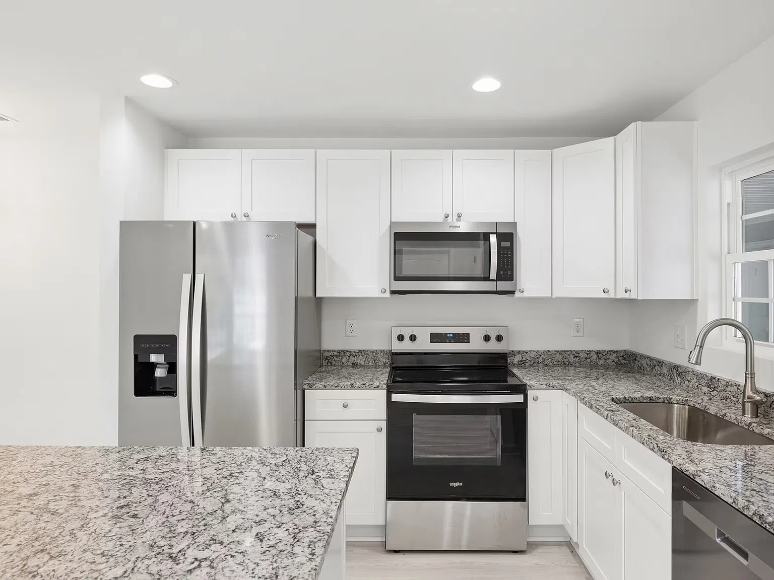 Colonial Gardens Apartments — Photo 1