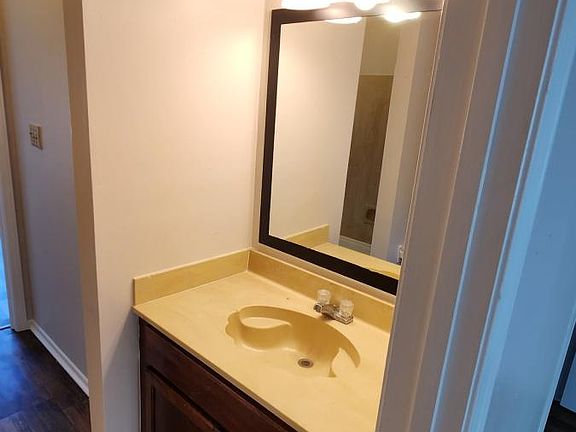 1/2 bath downstairs