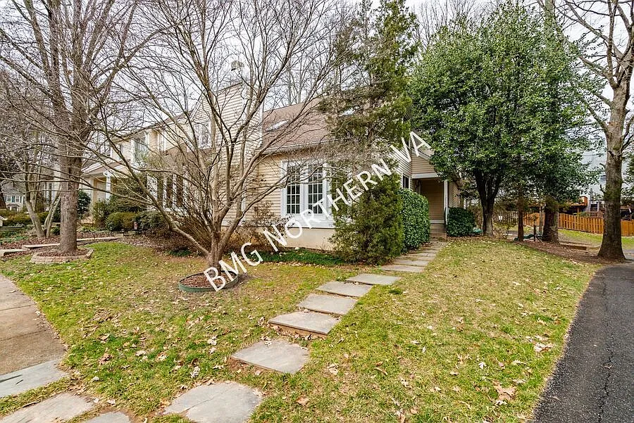 Beautiful 3 Bedroom 3 Bathroom End Unit Townhome In Serene Fair Woods — Photo 2