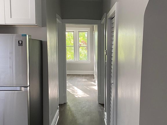 4th image of 3229 N Hamlin Ave #G