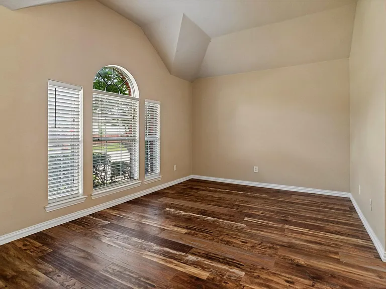5001 Lake Crest Dr — Photo 4
