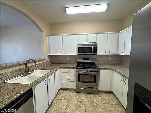 3rd image of 1900 N Torrey Pines Dr Unit 212