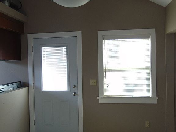 3rd image of 826 NE Ravenna Blvd