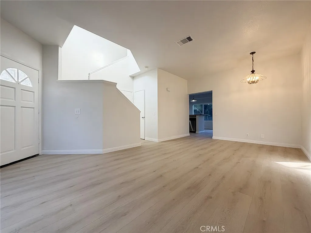 3 bed, 2.5 bath, 1384 sqft, $4,050 — Photo 3