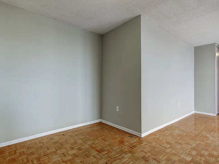 15 Eastbourne Dr — Photo 29